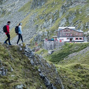 Dva turisté na cestě k chatě Innsbrucker Hütte | © TVB Wipptal / ALPSOLUTpictures