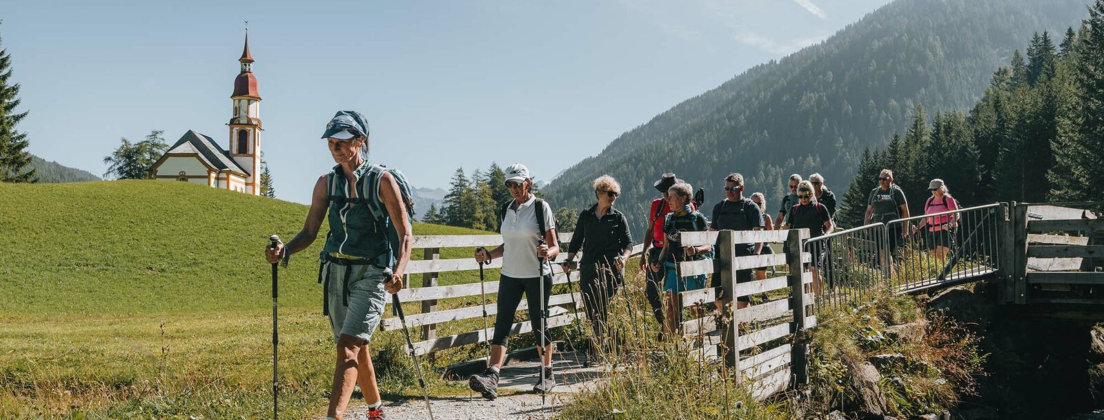 Eine Wandergruppe wird von einer Wanderführerin in Obernberg geführt | © TVB Wipptal | Johannes Bitter