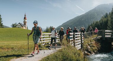 Eine Wandergruppe wird von einer Wanderführerin in Obernberg geführt | © TVB Wipptal | Johannes Bitter
