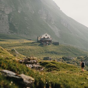 Zwei Wanderer auf einem Wanderpfad zur Berghütte | © TVB Wipptal | Johannes Bitter