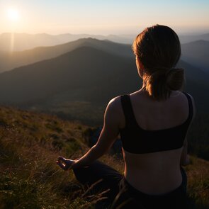 Regeneration-Yoga-Wandern | © Image by ArtPhoto_studio on Magnific