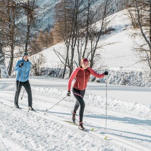 Ein Mann und eine Frau beim klassisch Langlaufen | © TVB Wipptal | Helena Beermeister