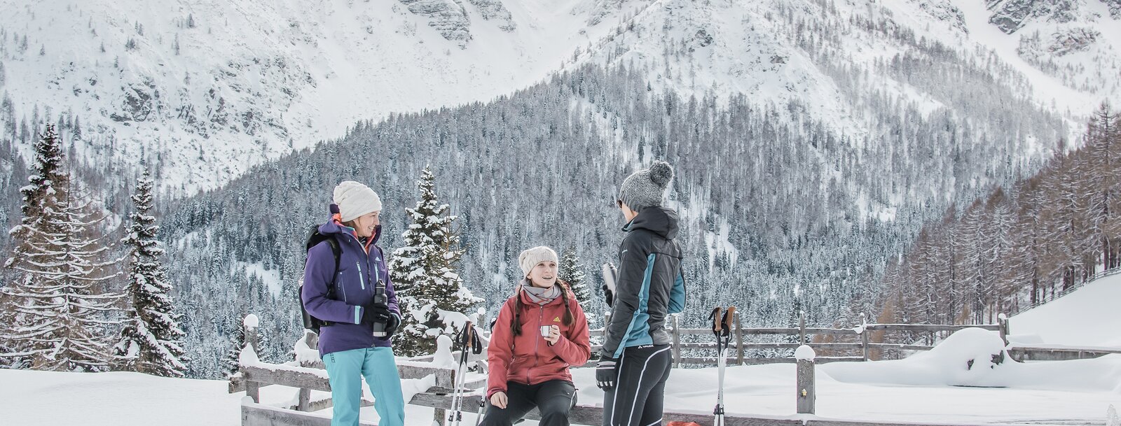 Drei Frauen machen eine Pause und trinken Tee bei der Schneeschuhwanderung | © TVB Wipptal | Joakim Strickner