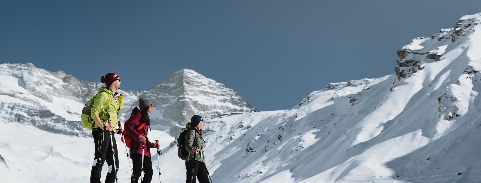 Eine Gruppe von drei Personen wandert durch eine verschneite Winterlandschaft  | © TVB Wipptal | Johannes Bitter