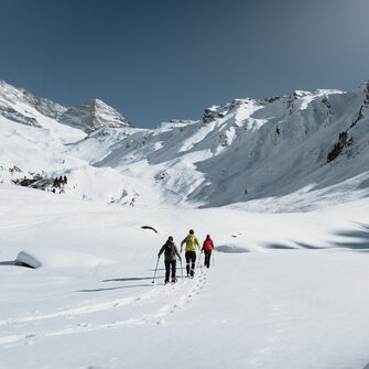 Grupa trzech osób wędruje na rakietach śnieżnych przez zaśnieżony zimowy krajobraz | © TVB Wipptal | Johannes Bitter