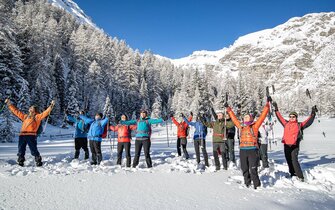 Actieve weekgroep aanbidt de zon in diepe sneeuw tijdens een sneeuwschoenwandeling in Obernberg | © TVB Wipptal - Judith Hammer