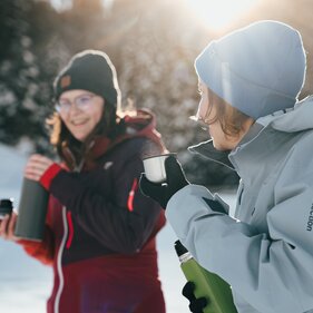 2 rakiety śnieżne robią sobie przerwę na drinka | © TVB Wipptal | Johannes Bitter