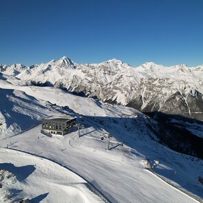  Bergstation Nösslachjoch von oben im Skigebiet Bergeralm in Steinach am Brenner | © TVB Wipptal - Florian Wiedemayr