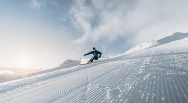 Ein Skifahrer zieht auf einer Piste seine Schwünge | © TVB Wipptal | Johannes Bitter