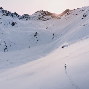 Zwei Skitourengeher beim Aufstieg von oben mit Olperer im Wildlahnertal in Schmirn | © TVB Wipptal - Johannes Bitter