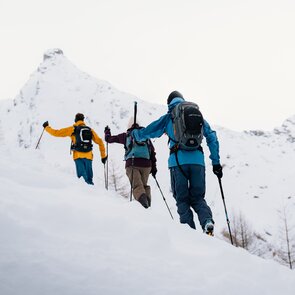 Drei Skitourengeher beim Aufstieg auf den Rauhen Kopf im Schmirntal | © TVB Wipptal | Johannes Bitter