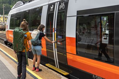 Hikers board the S-Bahn at Steinach station | © TVB Wipptal - Helena Beermeister