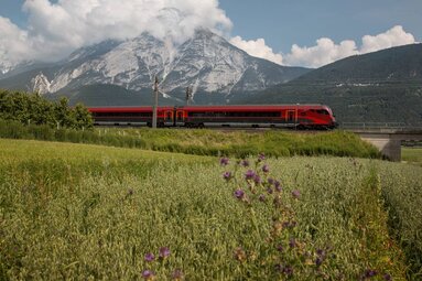 An Oebb Railjet train travels through the Tyrolean countryside | © Tirol Werbung