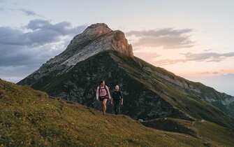 Zwei Wanderer beim Aufstieg auf den Berg im Morgengrauen | © TVB Wipptal | Johannes Bitter