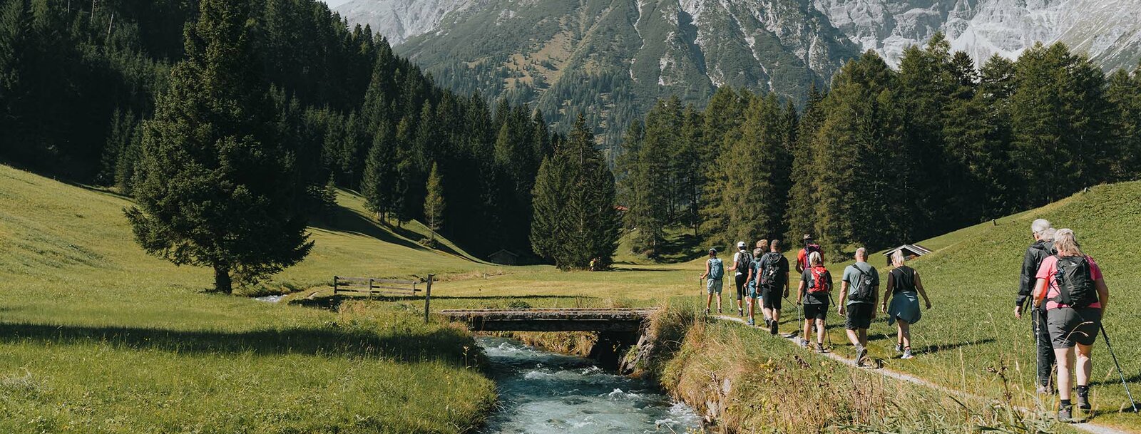 Een wandelgroep wandelt langs een beekje in Obernberg | © TVB Wipptal | Johannes Bitter