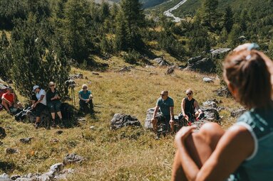 Pause während einer Wanderung in der Wiese | © TVB Wipptal | Johannes Bitter
