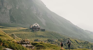 Twee wandelaars op een wandelpad naar de berghut | © TVB Wipptal | Johannes Bitter