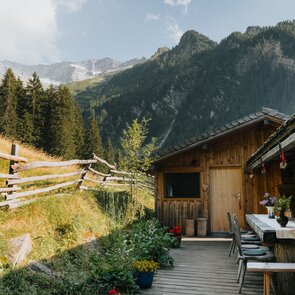 hintere Terrasse auf Helgas Alm beim Wipptaler Almenherbst | © TVB Wipptal | Johannes Bitter