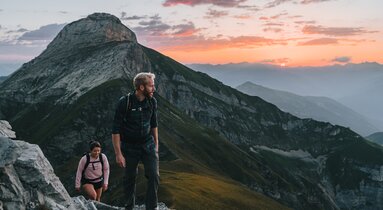 Deux randonneurs partent peu après le lever du soleil du refuge Padasterjochhaus vers le sommet du Kirchdach | © TVB Wipptal | Johannes Bitter