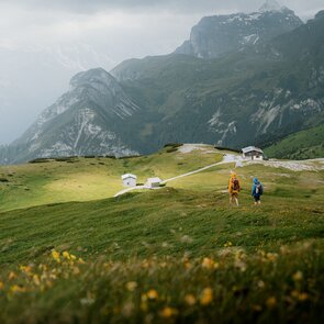 Zwei Wanderer auf dem Weg vom Blaser zur Blaserhütte | © TVB Wipptal | Johannes Bitter