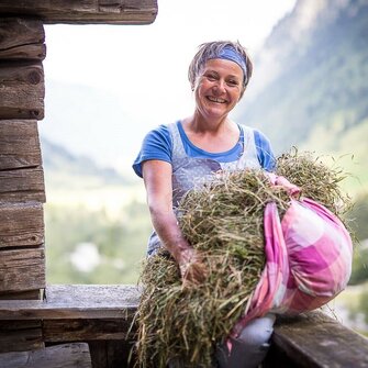 Helga Hagerová se snopem sena v ruce na horské pastvině v údolí Valsertal | © TVB Wipptal