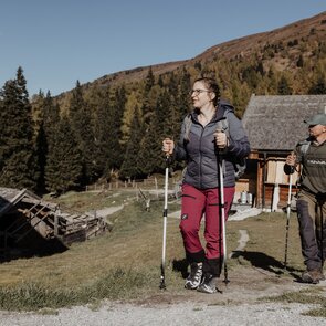 Zwei Wanderer im herbstlichen Wipptal bei der Steiner Alm in Obernberg | © TVB Wipptal / Victoria Hörtnagl