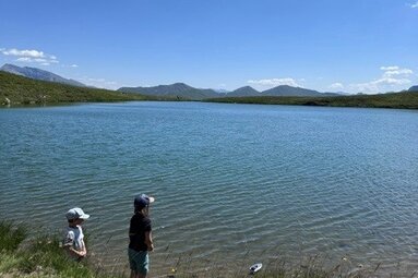 Pausa durante l'escursione al Lichtsee: i bambini si godono le acque cristalline del lago di montagna | © TVB Wipptal | Daniela Achmüller