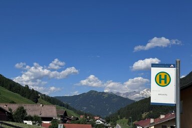 Fermata dell'autobus nel centro di Obernberg, Wipptal | © TVB Wipptal | Daniela Achmüller