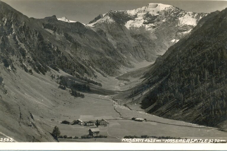Kasern mit den letzten Höfen in Schmirn - hinten im Tal links geht es zum Tuxerjoch hinauf, der Kaserer war noch vergletschert (um 1950) | © Gabriela Eller