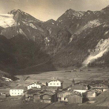 Hintertux 1927 bestehend aus einer kleinen Kirche und ein paar Höfen | © Archiv Gemeinde Hintertux