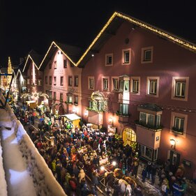 Adventmarkt mit vielen Menschen im historischen Ortszentrum von Matrei am Brenner | © Kreativstadl | Klemens Hörtnagl