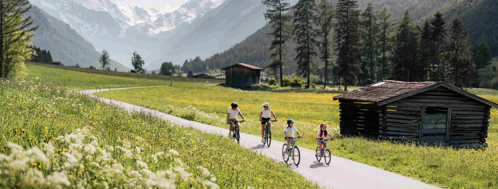 A family cycling on the Gschnitztal Bike Trail in the Wipptal Valley, Tyrol | © TVB Wipptal | Johannes Bitter