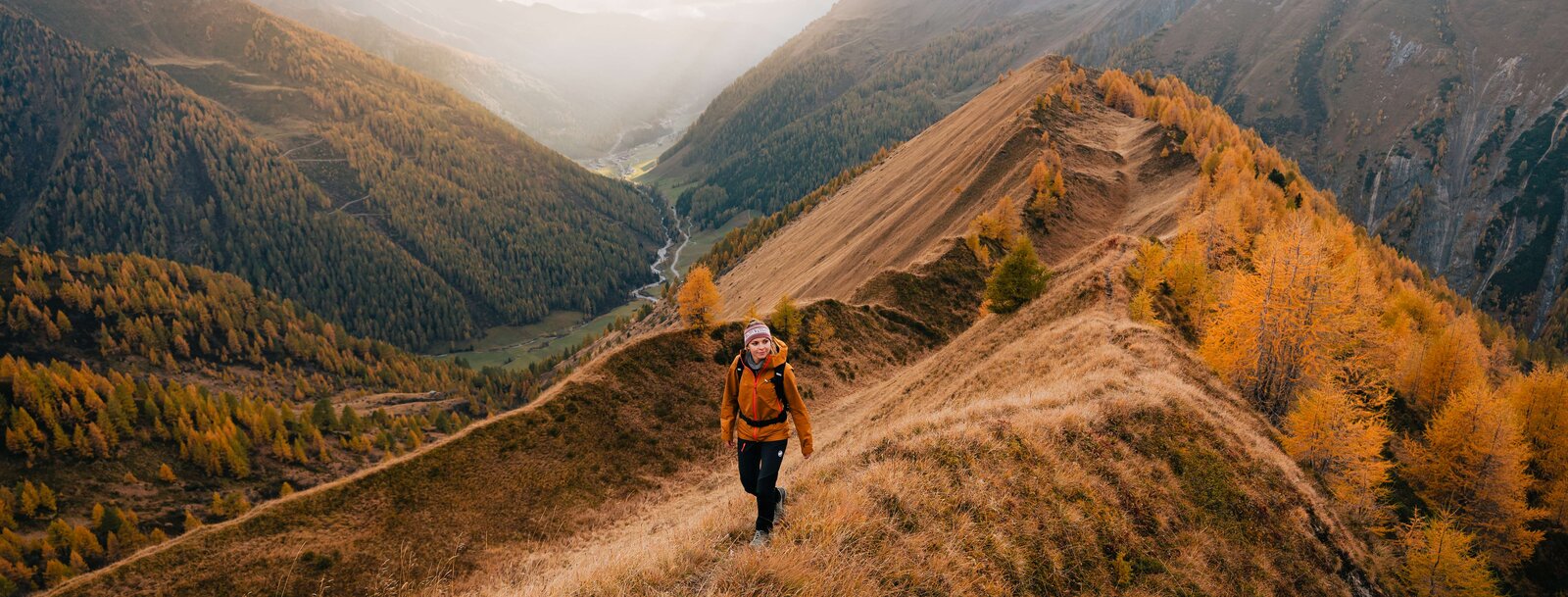 Een wandelaarster wandelt langs de bergkam in het bergbeklimmersdorp Schmirn | © TVB Wipptal / Johannes Bitter