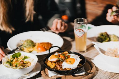 Diverse gerechten en drankjes aan tafel | © Johannes Bitter