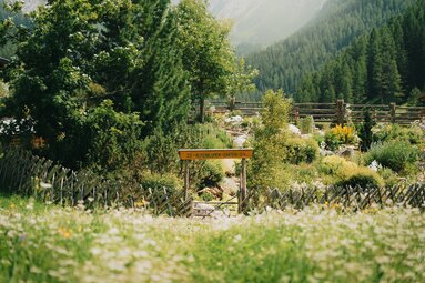The entrance to the Alpine Flower Garden in Schmirn is surrounded by blooming flowers | © Wipptal Tourism Association | Johannes Bitter