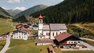 Kostel, farní dům a další staré statky v horolezecké vesnici Schmirn | © TVB Wipptal | Johannes Bitter
