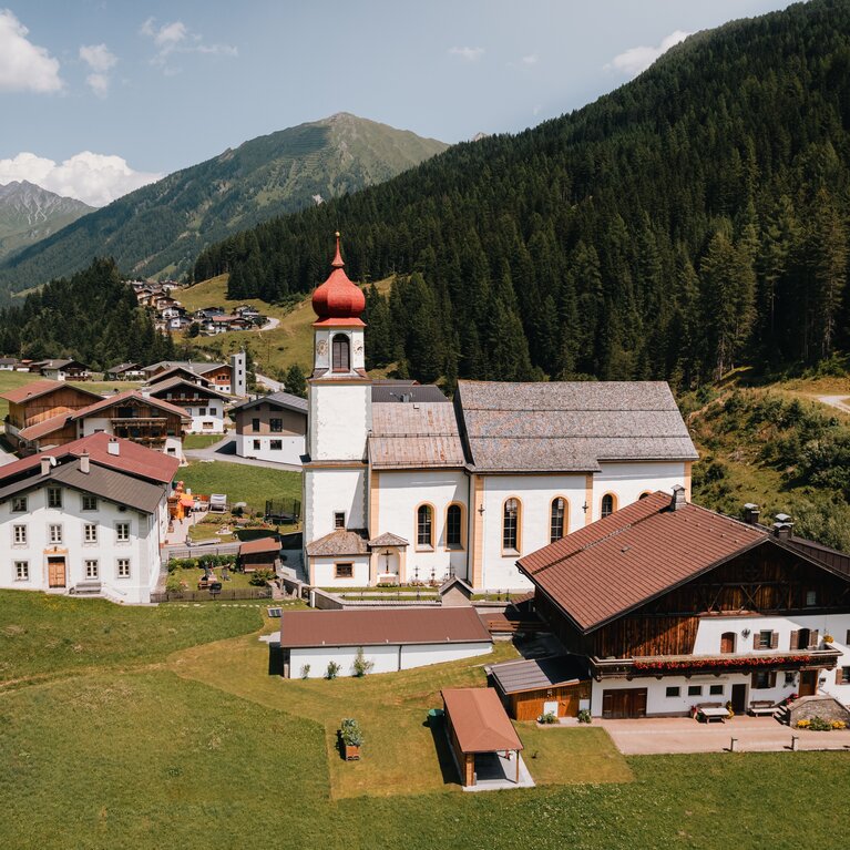 Kirche, Widum und weitere alte Bauernhäuser des Bergsteigerdorfes Schmirn | © TVB Wipptal | Johannes Bitter