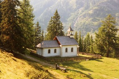 Eine Kapelle auf einer Lichtung umringt von Wald im Sommer | © TVB Wipptal