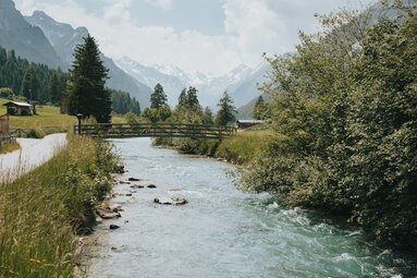 The stream trail from Steinach to Trins is very idyllic. | © TVB Wipptal | Johannes Bitter