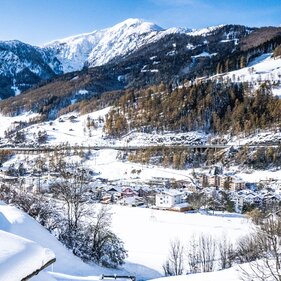 Verschneite Ortsansicht von Matrei am Brenner mit Bergen im Hintergrund | © TVB Wipptal | Helena Beermeister