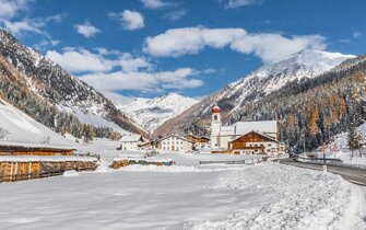 Winterliche Dorfansicht mit Kirche und Bauernhäusern in Schmirn | © TVB Wipptal | Helena Beermeister