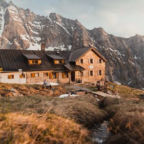 Chata Geraerhütte v záři zapadajícího slunce v horolezecké vesnici Valsertal | © TVB Wipptal | Johannes Bitter